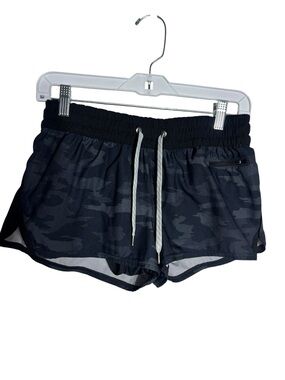 Vuori women’s small Clementine shorts black camouflage athletic running